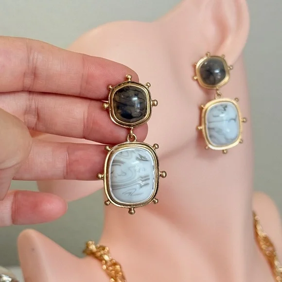 ⚜️ Elegant Gold and Black Earrings - Picture 6 of 8